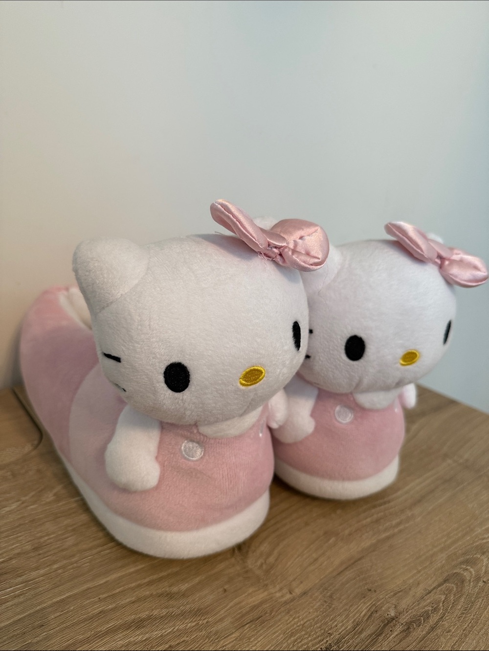 Sanrio Hello Kitty Plush Slipper Set in Pink and White